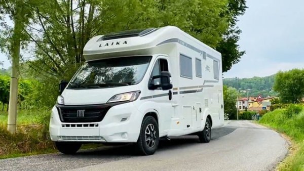 Гамата Ecovip на тосканската марка, (която е част от групата Hymer) представи няколко иновации, за да направи пътуването още по-удобно. Вътре различните модели от гамата предлагат матово бяло за кухненските чекмеджета, врати и скринове, което в комбинация с новата подплатена табла от еко кожа в зоната за спане, подчертава финеса и яркост на обзавеждането. Новата полукръгла масичка прави своя дебют като стандарт за кемперите Ecovip L и H (базата на Fiat Ducato). Тя минимизира размерите при пътуване, улеснявайки преминаването към и от купето. Иначе побира до пет-шест души. Други малки, но много полезни нововъведения има в кухнята.